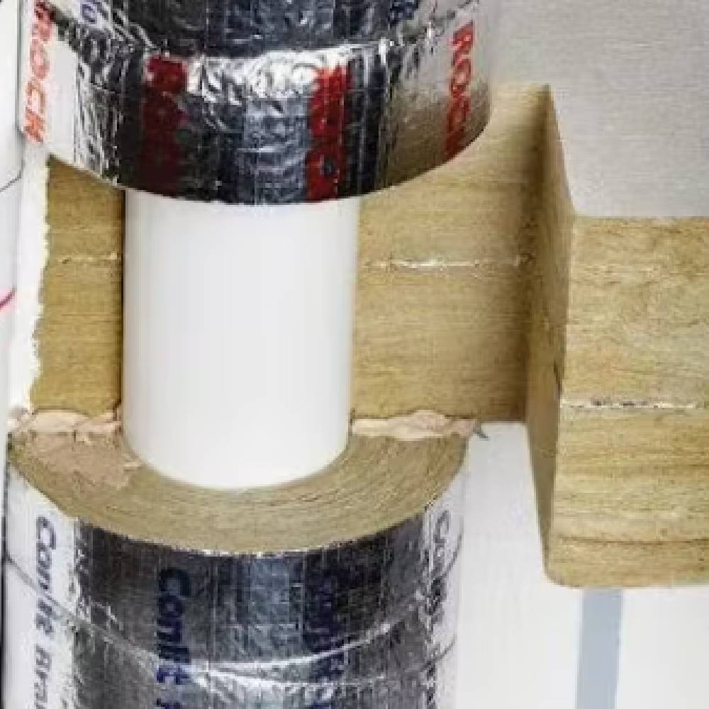 Rockwool Conlit Penetration Board und 150U Rohrisolierung an einem Rohr
