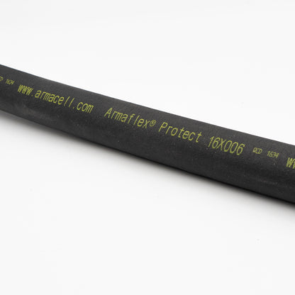 Aufschrift "Armaflex Protect 16x006" auf schwarzem Kautschukschlauch